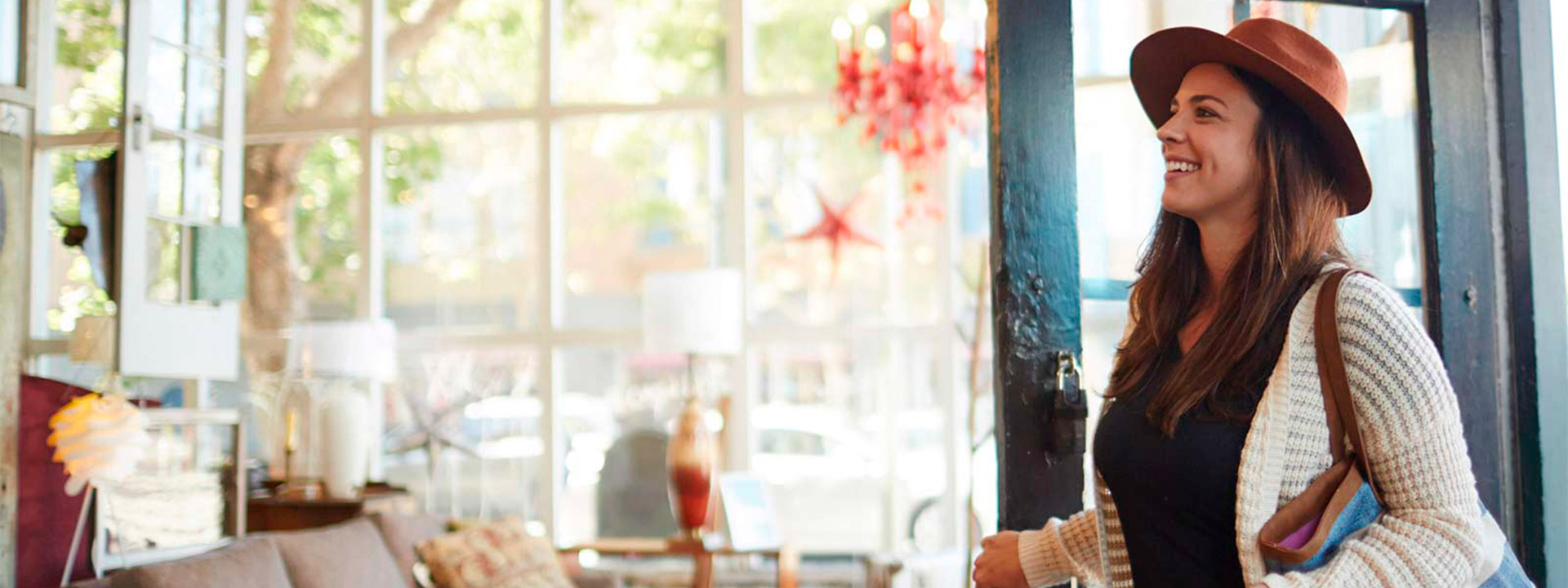 Mujer sonriendo entrando a un local