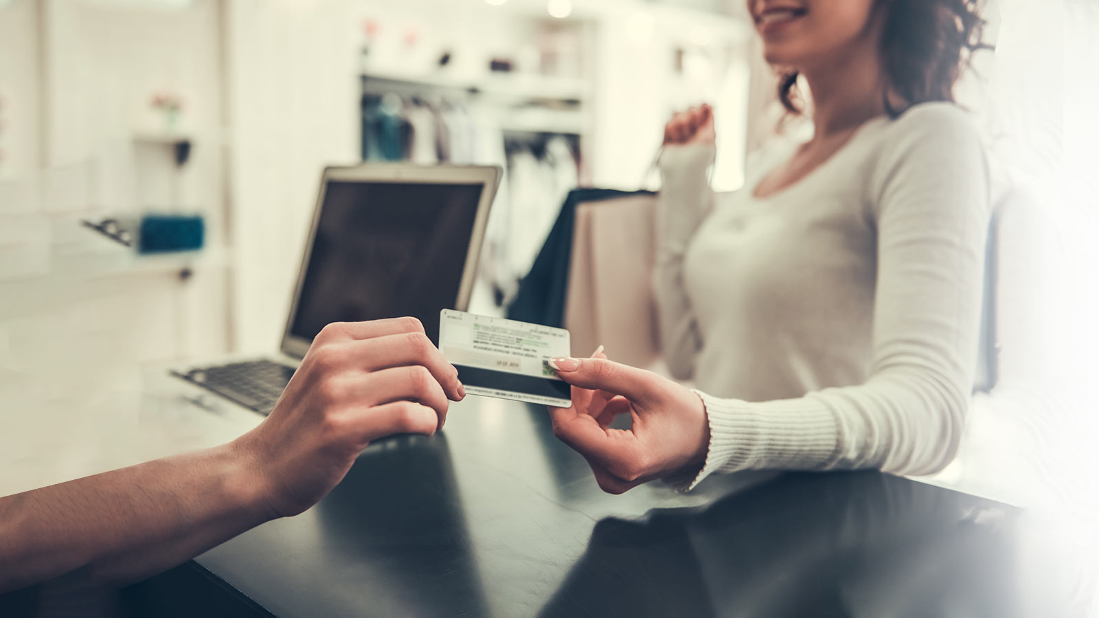 Mujer realizando un pago en un comercio