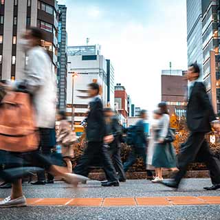 Gente caminando por la ciudad