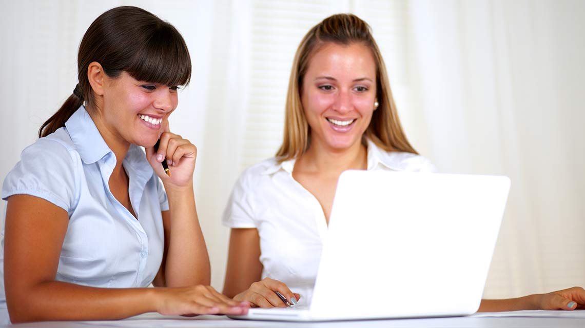 Mujeres trabajando juntas