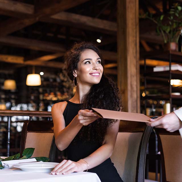 mujer sonriendo en un restaurante